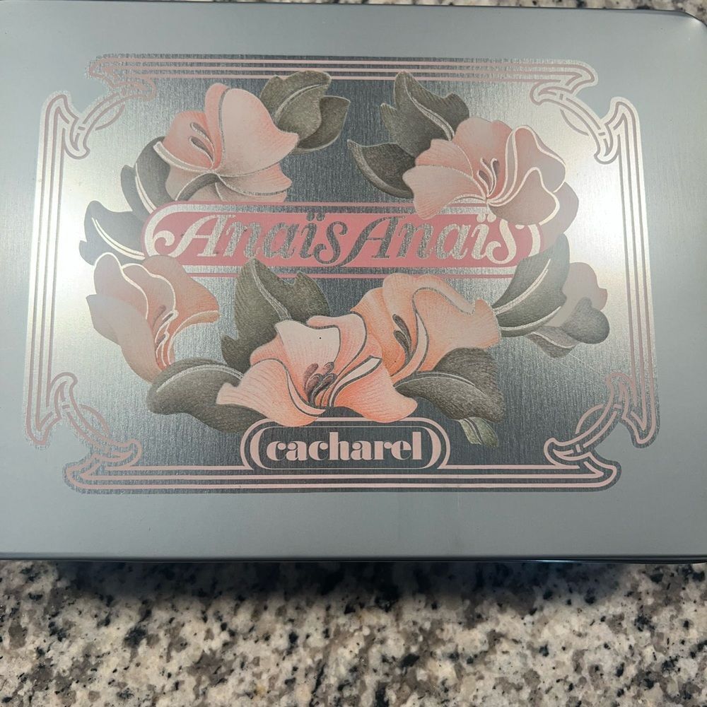 Cacharel Anaïs Anaïs vintage Floral Tin.
